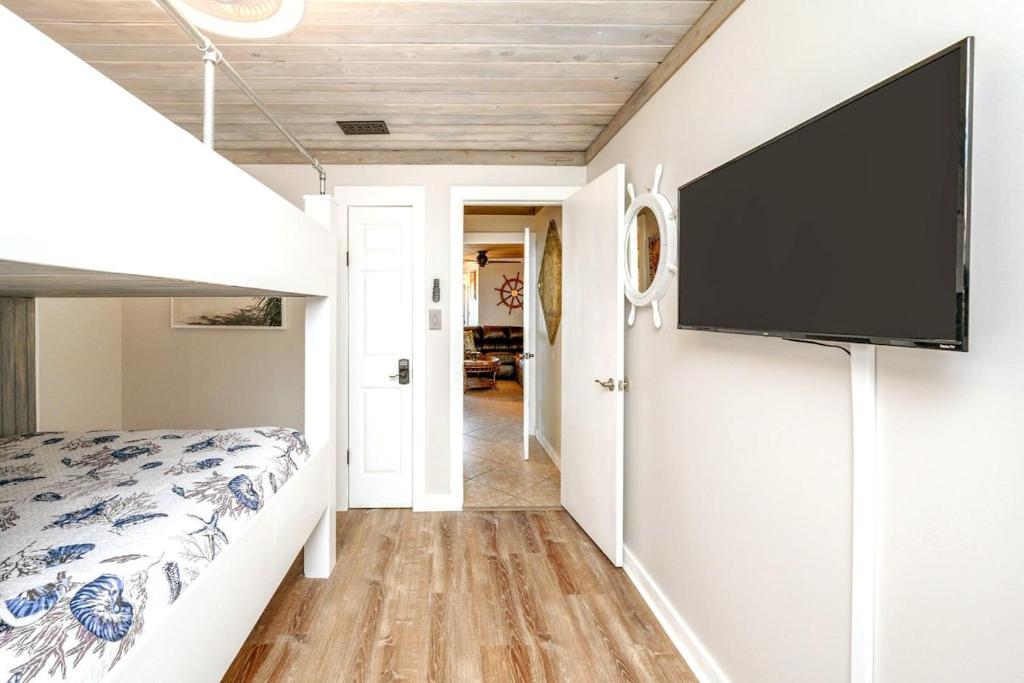 TV a/nebo společenská místnost v ubytování Captains Quarters 3 Comm Pools Pet Friendly