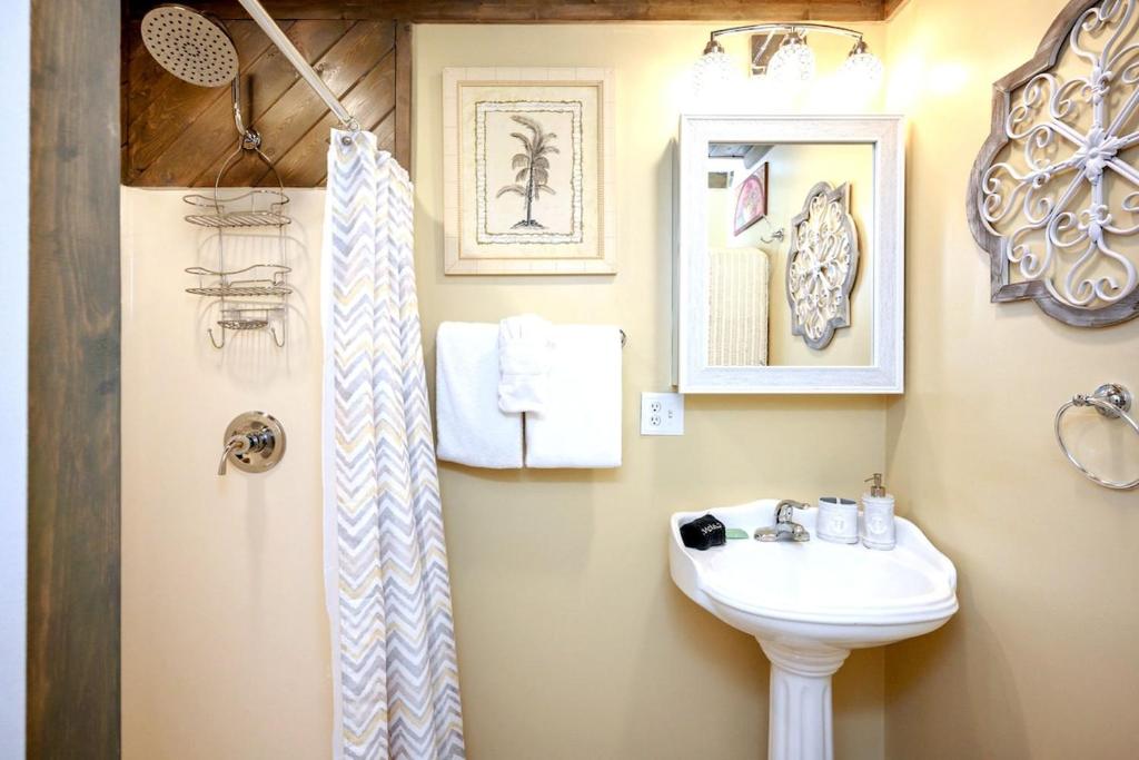 Ein Badezimmer in der Unterkunft Captains Quarters 3 Comm Pools Pet Friendly