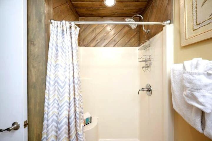Koupelna v ubytování Captains Quarters 3 Comm Pools Pet Friendly