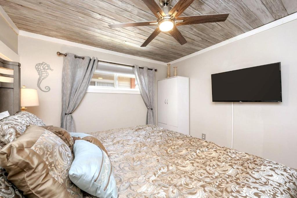 TV&#47;Unterhaltungsangebot in der Unterkunft Captains Quarters 3 Comm Pools Pet Friendly