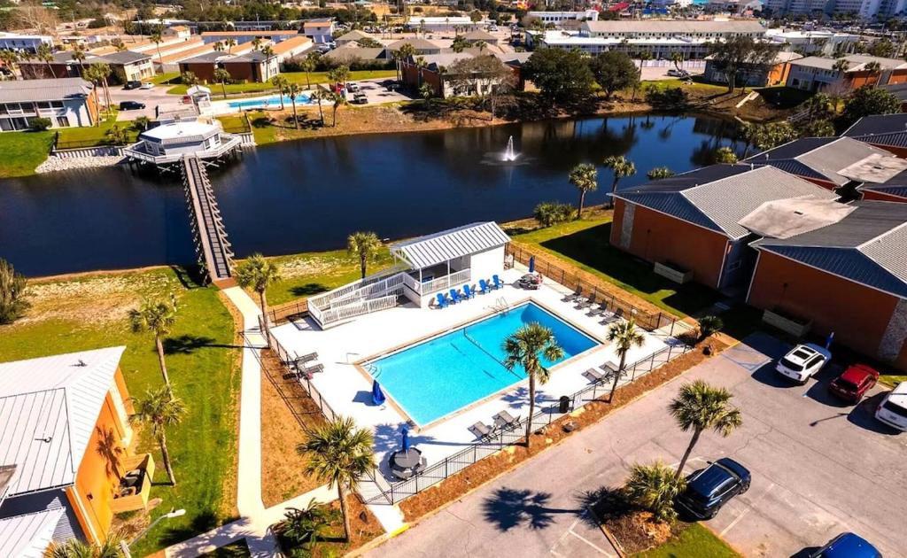 Der Swimmingpool an oder in der Nähe von Captains Quarters 3 Comm Pools Pet Friendly