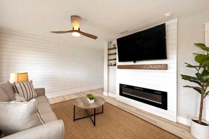 TV a/nebo společenská místnost v ubytování So Fire So Good 3 Comm Pools LakeView Fireplace