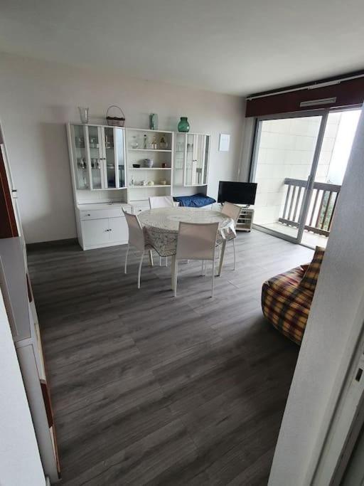 un salon avec une table et des chaises et une cuisine dans l'établissement Grand Appartement exposé plein sud, à Bolquère-Pyrénées 2000