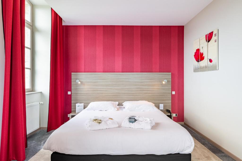 Postel nebo postele na pokoji v ubytování Brit Hotel Spa Le Connetable