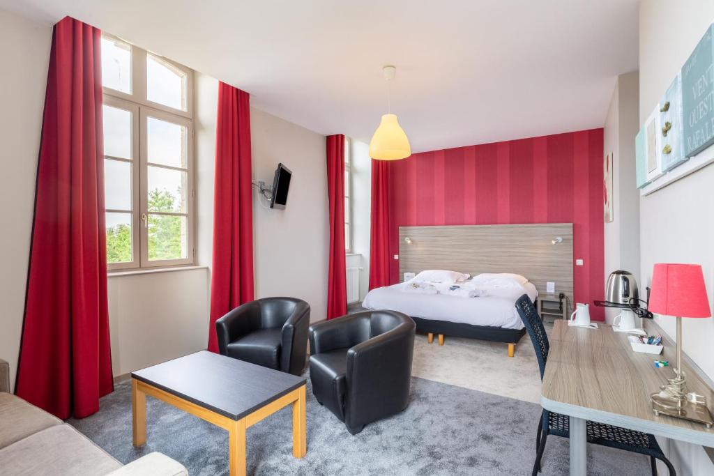 Postel nebo postele na pokoji v ubytování Brit Hotel Spa Le Connetable