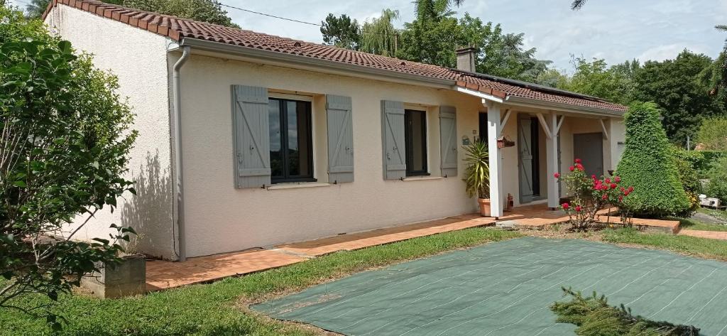 une maison avec une allée devant dans l'établissement Les Coteaux de Bon-Encontre, à Bon-Encontre
