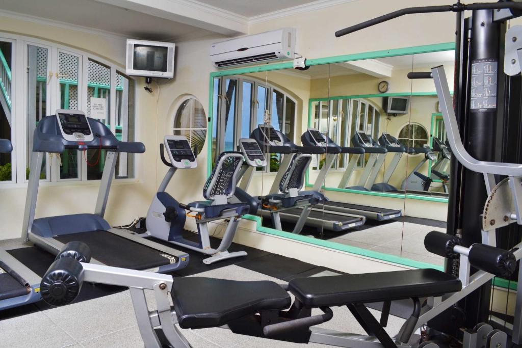 Fitness centrum a/nebo fitness zařízení v ubytování Coral Mist Beach Hotel