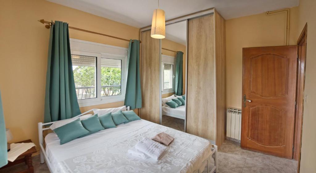 Postel nebo postele na pokoji v ubytování AXA resort