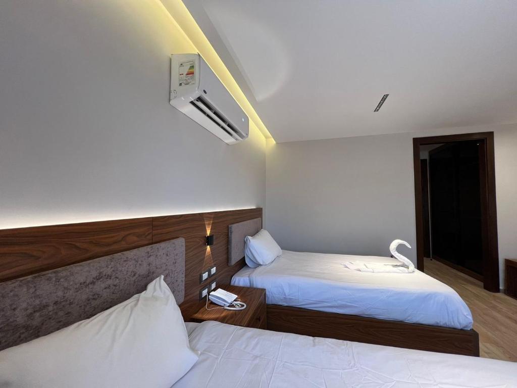 Postel nebo postele na pokoji v ubytování Gaia Pyramids View INN