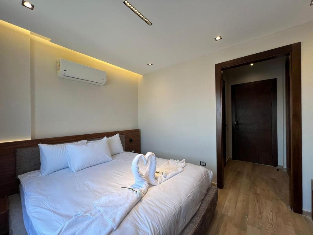 Postel nebo postele na pokoji v ubytování Gaia Pyramids View INN