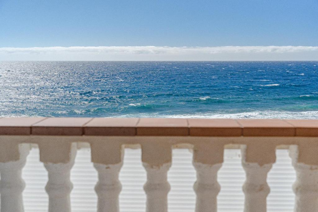 ein Blick auf das Meer vom Balkon in der Unterkunft Sea View Apartment Grey Fanta Sea in Arico