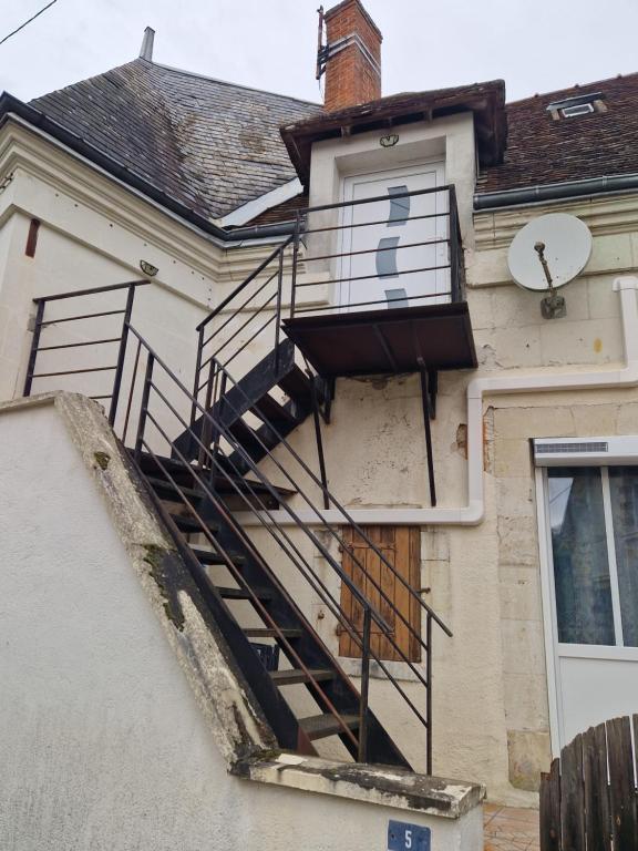 a staircase on the side of a house at L'Escale Tourangelle in Saint-Georges-sur-Cher