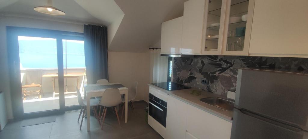 Кухня или мини-кухня в Apartment Desanti 4 Valun
