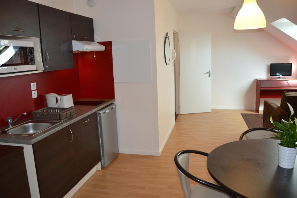 Kuchyň nebo kuchyňský kout v ubytování Brit Hotel Spa Le Connetable