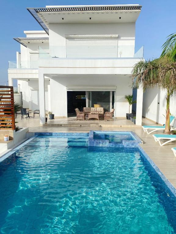Piscina a Diamond House o a prop