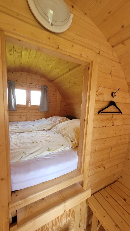 Postel nebo postele na pokoji v ubytování Schlaffass