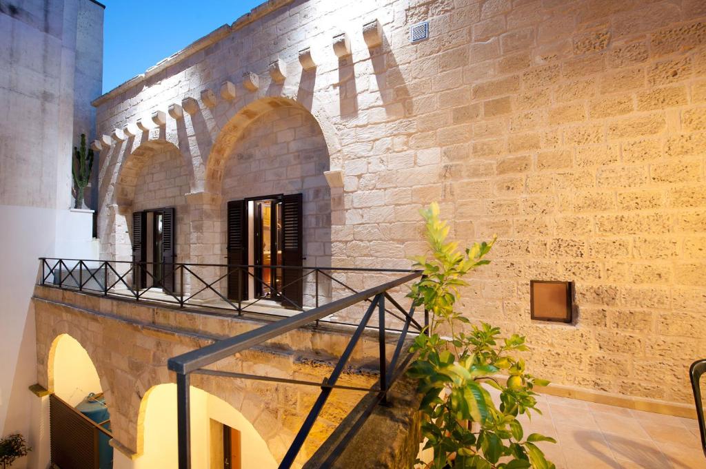 un edificio con una escalera que conduce a un edificio en B&B Residenza Pizziniaco, en Lecce