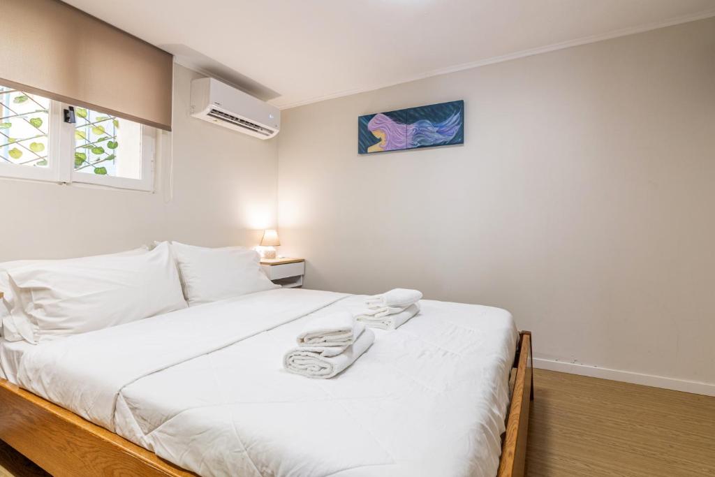 A bed or beds in a room at Stef&Art Old Town House