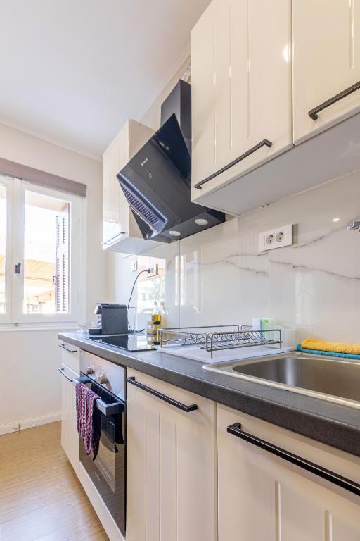 A kitchen or kitchenette at Stef&Art Old Town House