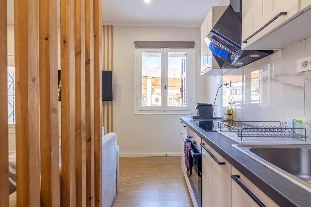 A kitchen or kitchenette at Stef&Art Old Town House