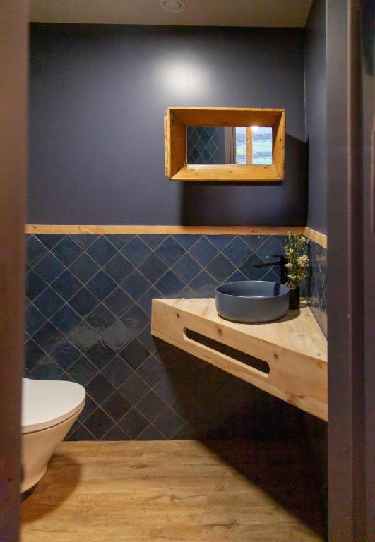 A bathroom at Casa amb jacuzzi privat, Cal Rossa