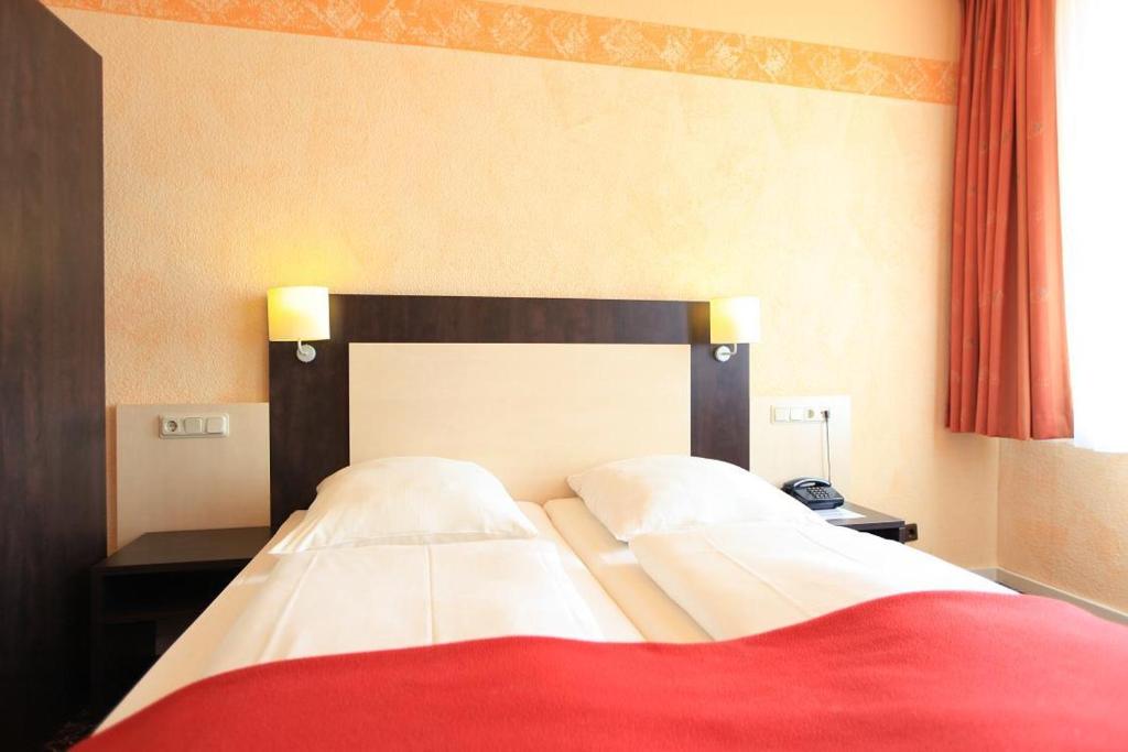 Postel nebo postele na pokoji v ubytování Adesso Hotel Kassel -pay at property on arrival- Ihr Automatenhotel in Kassel