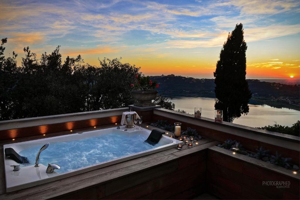une baignoire avec un coucher de soleil en arrière-plan dans l'établissement Villa Pocci, à Castel Gandolfo