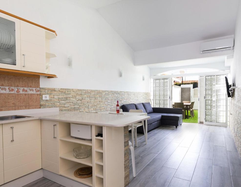 kuchnia na otwartym planie i salon z kanapą w obiekcie Bungalow Playa del Inglés w mieście San Bartolomé