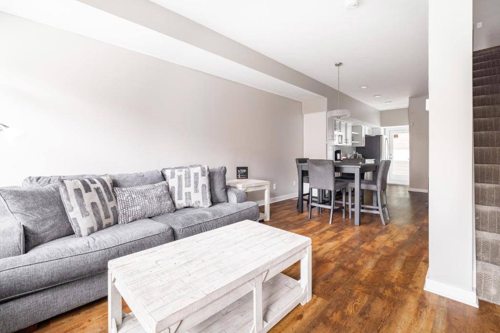 un soggiorno con un divano e un tavolo di Luxury Downtown Townhome Unit 5 a Cleveland