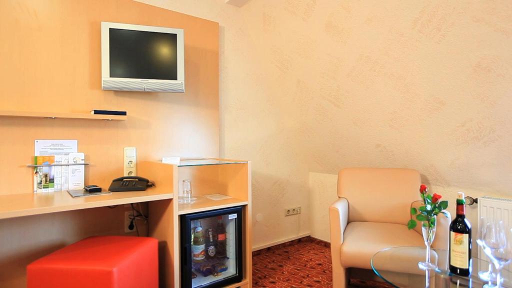 TV a/nebo společenská místnost v ubytování Adesso Hotel Kassel -pay at property on arrival- Ihr Automatenhotel in Kassel