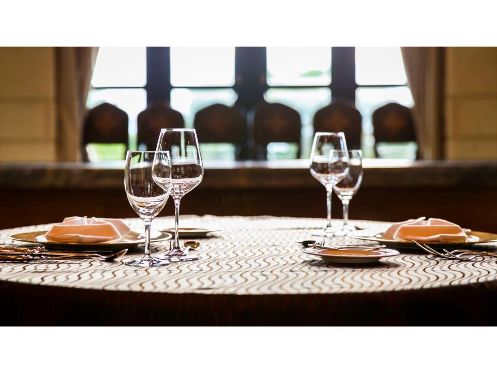 une table avec trois verres à vin sur une table dans l'établissement Nanki Shirahama Resort Hotel - Vacation STAY 38055v, à Asso