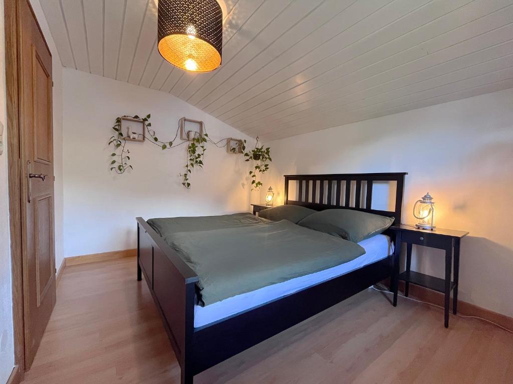 una camera con un letto e due comodini e due lampade di Lene's Flat a Kitzbühel