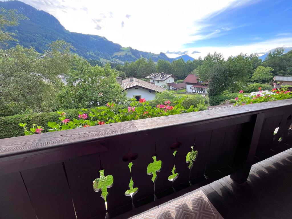 Vista generica sulle montagne o vista sulle montagne dall'interno dell'appartamento