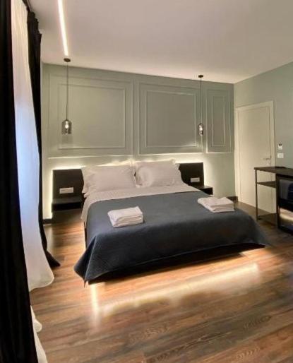 Postel nebo postele na pokoji v ubytování Tirana Central Rooms Pazari