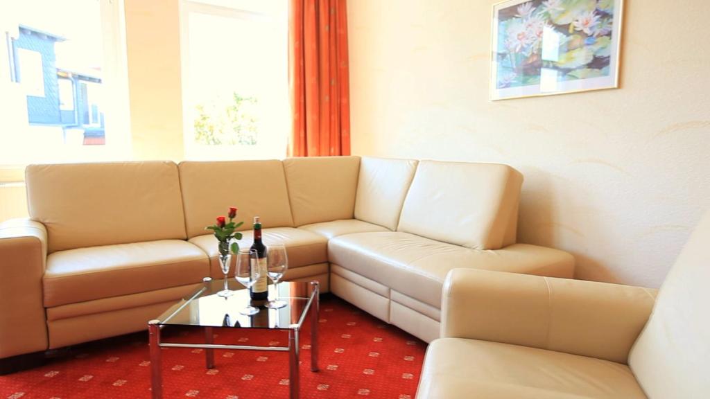 uma sala de estar com um sofá e uma mesa em Adesso Hotel Kassel -pay at property on arrival- Ihr Automatenhotel in Kassel em Kassel