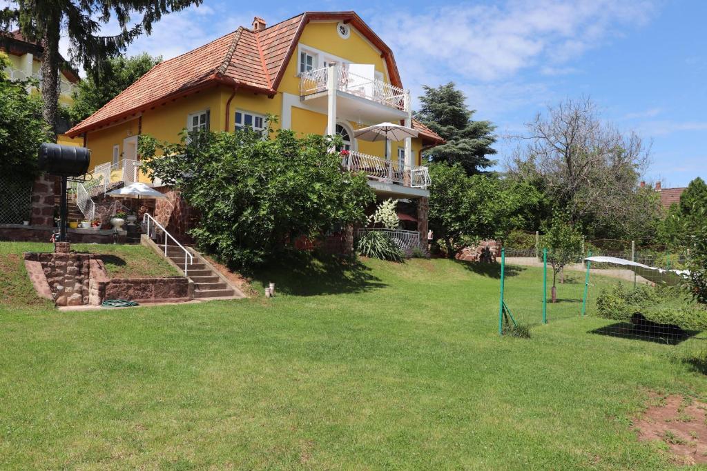 Vonkajšia záhrada v ubytovaní Gyöngyöm Apartman
