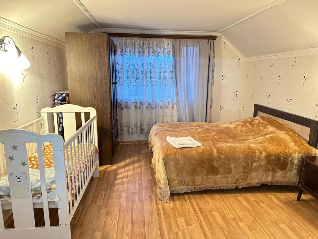 Postel nebo postele na pokoji v ubytování Chkalovka Guest House With Sevan View