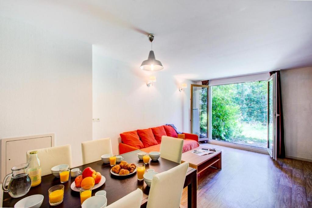 un soggiorno con un tavolo e un divano di Appartement 2 Pièces Duplex 7 Personnes Terrasse MAE-9221 a La Féclaz