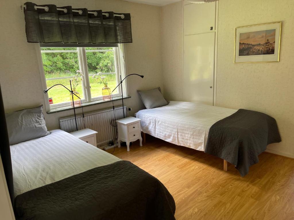 Postel nebo postele na pokoji v ubytování Skirsnäs gård