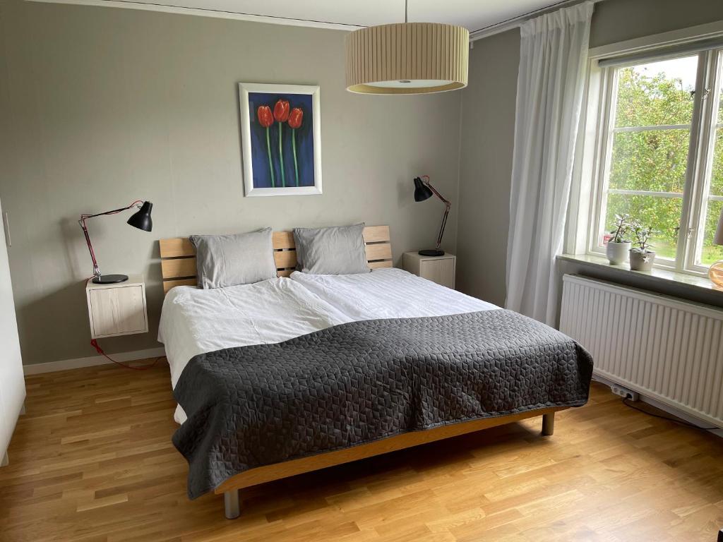 Postel nebo postele na pokoji v ubytování Skirsnäs gård