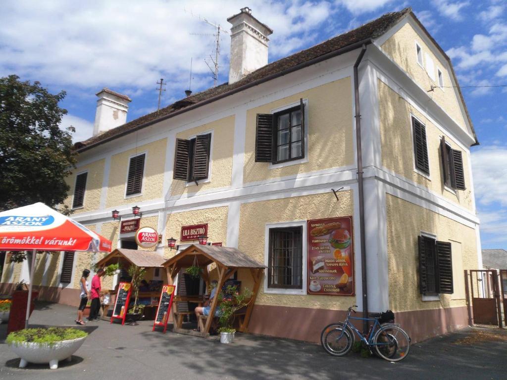 The building in which a panziókat is located