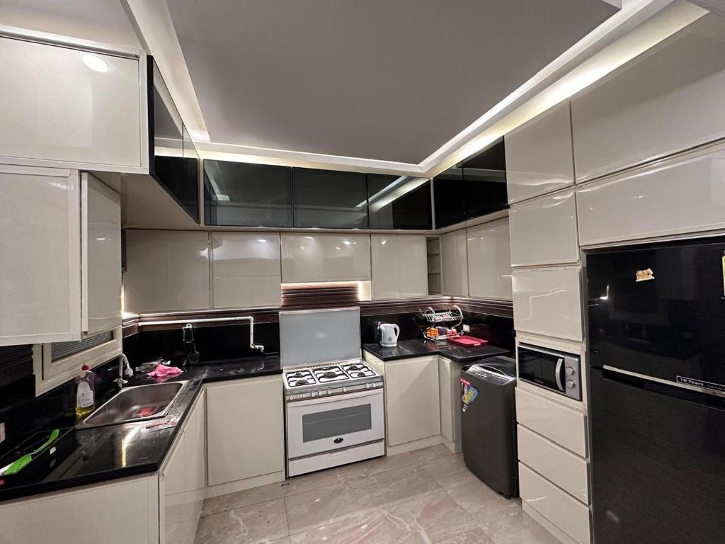 Kuchyň nebo kuchyňský kout v ubytování Madinaty - Luxury villa with Amazing private garden مدينتي - فيلا فندقيه فاخرة