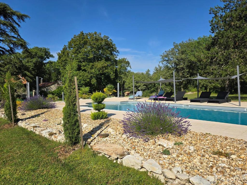 Photo de la galerie de l'établissement Villa spacieuse à Limeyrat avec piscine privée, à Limeyrat