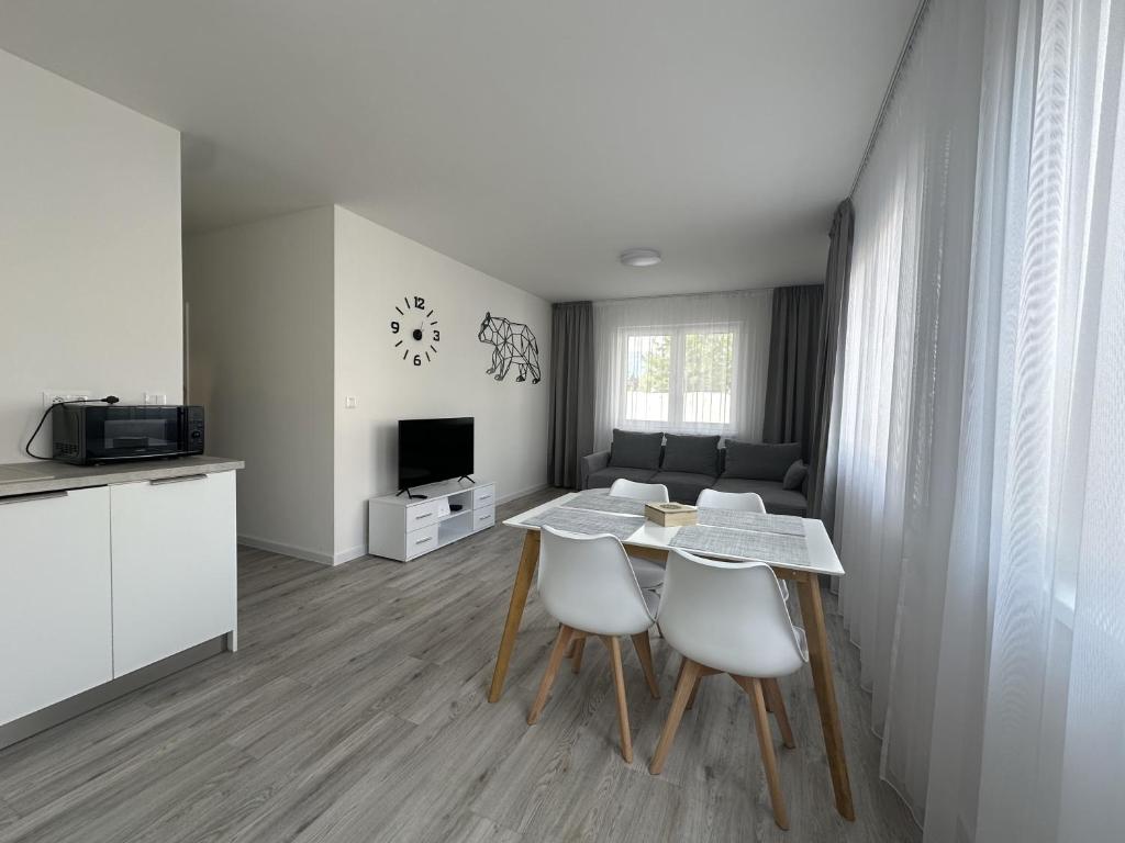 Televízia a/alebo spoločenská miestnosť v ubytovaní LAWIS Apartments