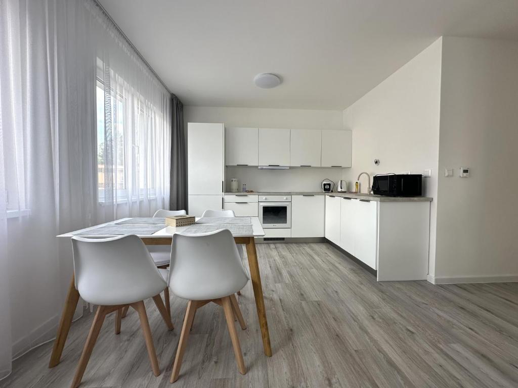 Kuchyňa alebo kuchynka v ubytovaní LAWIS Apartments