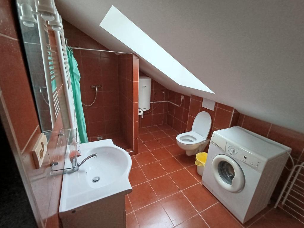 Łazienka w obiekcie Haškovna - tradice zájezdního hostince u Prachovských skal