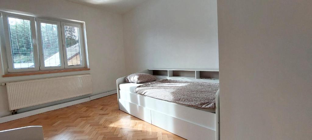 Postel nebo postele na pokoji v ubytování Byt na náměstí