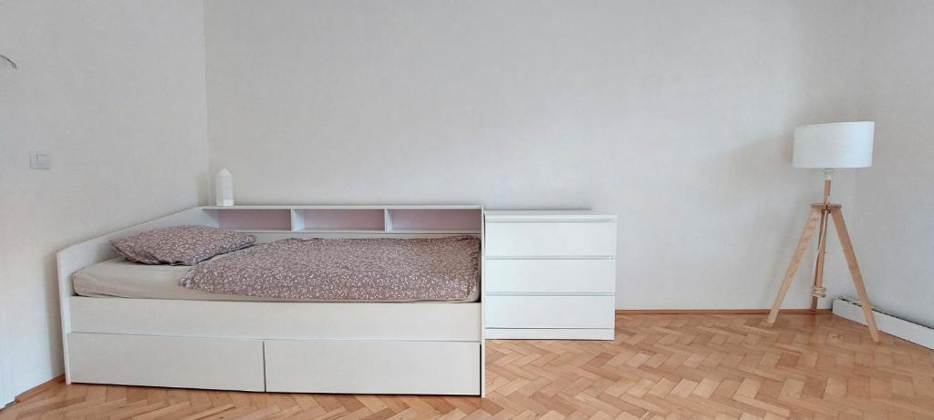 Postel nebo postele na pokoji v ubytování Byt na náměstí