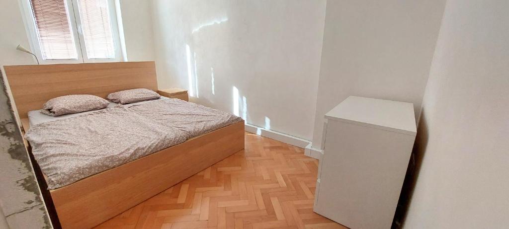Postel nebo postele na pokoji v ubytování Byt na náměstí