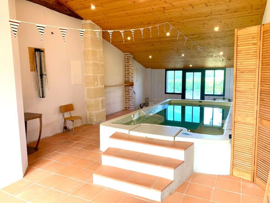 Bazén v ubytování Villa vignoble Sauternes et spa nebo v jeho okolí